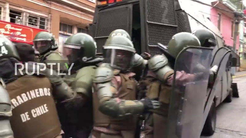 Chile: Protesters flee water cannon, riot police in