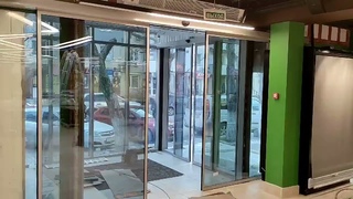 Установка раздвижных дверей в торговом центре от компании ФлагманПласт (Завод в Евпатории)