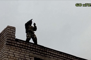 Неадекват танцует на крыше под ХАРДБАСС