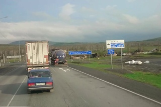 Сильный взрыв колеса фура