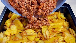 Verser simplement la viande hache sur les pommes de terreDlicieux et facile  #138