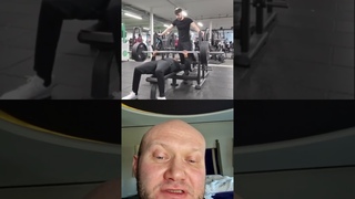 Петя и Вася пришли в зал покачать мышцы. Вася просто ужасно подстраховал Петю в жиме лежа.