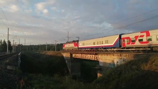ЭП20-023 на рассвете идёт в Санкт-Петербург. Мост через Реку Лососинку. Петрозаводск.
