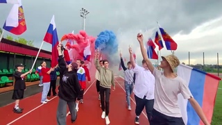 Триколор поднялся над стадионом Колос  Отряд мэра провели флешмоб ко Дню России
