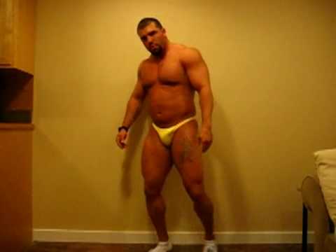 BEEFY OFFSEASON BODYBUILDER SPORTING FLEX CUT POSING