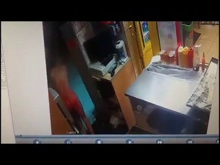 Голый дебошир напал на павильон с горячей едой в Омске