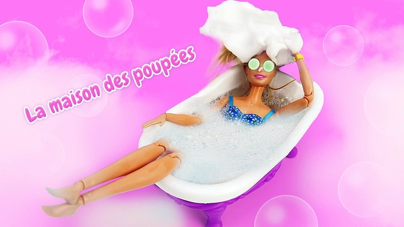 Barbie se prépare pour le rendez vous. Ken est en retard. La vie de