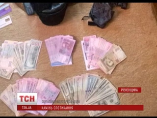 Затримали працівників поліції та СБУ, які покривали нелегальний видобуток бурштину