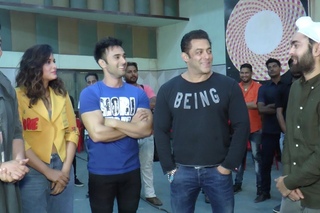 Salman Khan PRANKS Pulkit Samrat And Team Fukrey While Shooting Race 3