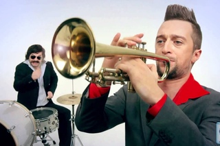 Алена+Винницкая+feat.+Киевэлектро+-+Курортная_().mp4