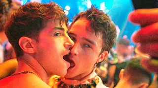 Elite: Season 5 / Kiss Scene — Patrick and Phillipe (Manu Rios and Pol Granch) | 5x02
