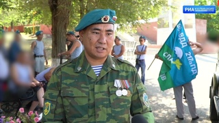 Десантники возложили цветы и венки у Вечного огня