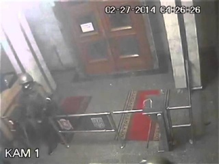 Здание Верховного совета АР Крым захватывают бойцы 45-го отдельного полка спецназа ВДВ ВС РФ