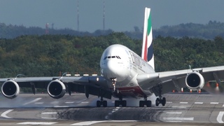 Unbelieveable AIRBUS A380 HARD CROSSWIND LANDING during a STORM at Dsseldorf - 4K