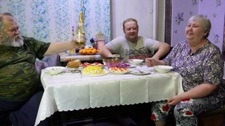 Как деревенская семья встретила 2023 год за обеденным столом