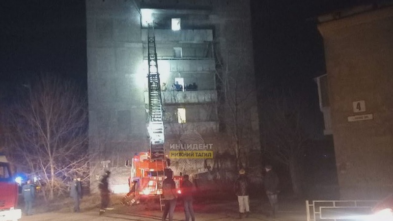 Люди в ночи прыгали из окон горящей