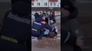 Жесть. В центре Солнечногорска школьники застряли в грязи. Халатность ЖКХ