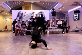 М FINALE B-BOY в Париже Tazzmanio vs Apache (South bboys front)
