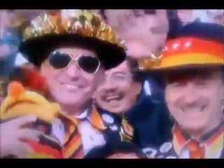 Тренер немецкой сборной чешет зад