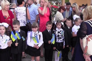 Элиза на школьной линейке.