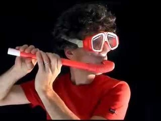 Duperrex en plonge avec son tuba musical (Bricomic)