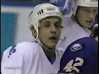 Valeri Kamensky scores vs Dominik Hasek and Sabres (2 apr 1994)