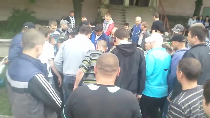 В Стаханове толпа линчует