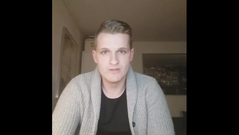 Chris Ares Hat Frau Merkel Blut an ihren