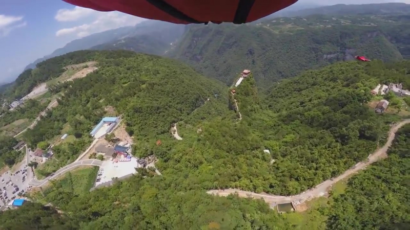Wingsuit Pilot Hits Target at 120mph ( Miles