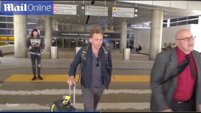 Fresh faced Tom Hiddleston spotted arriving in Los