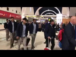Bayern-Sevilla: La Plantilla en el Aeropuerto, Antes de Viajar a Mnich