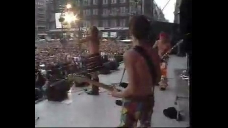 Red hot chili peppers Castle made of sand (live