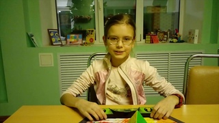 Астафьева Лиля собирает пирамидку