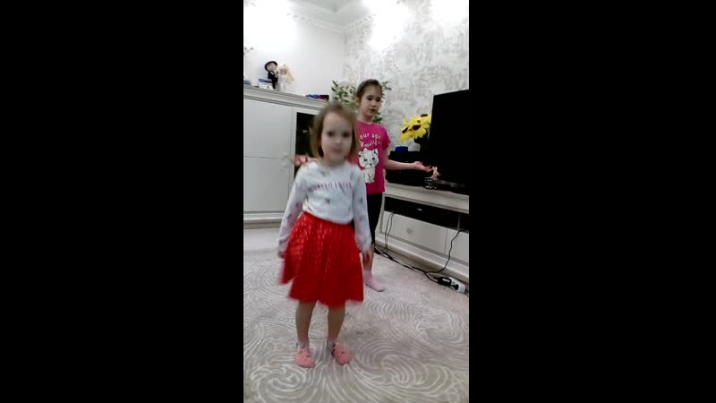 Полина 4 года, София 7