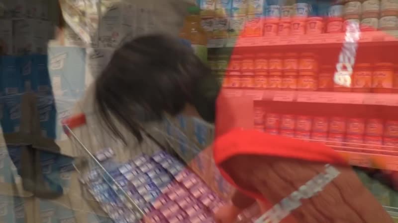 Заведующая магазином обматерила покупателей и зажала
