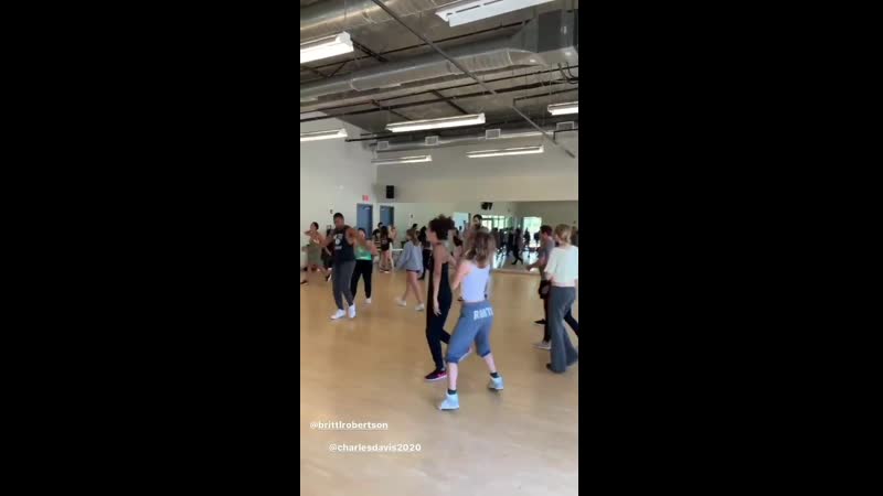 Britt Robertson Real Britt Rob con Charles Michael Davis Charles MD, Jasmin Savoy jasminsavoy e Camille