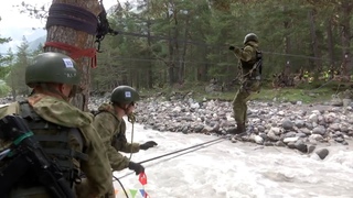 Как военные альпинисты наводят переправы в горах на соревнованиях Эльбрусское кольцо