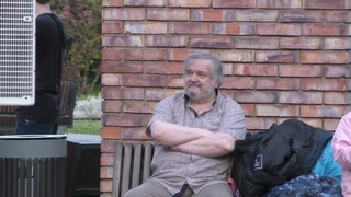 Папарацци снимает Евгения Бедненко скрытой камерой.