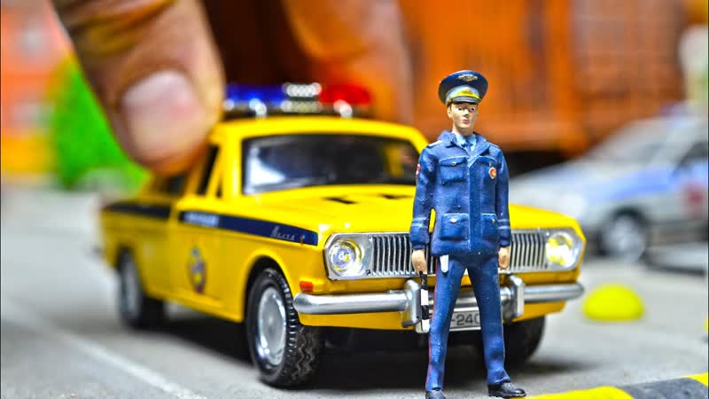 Едет ПОЛИЦЕЙСКАЯ МАШИНА на аварию Звук сирены. Про