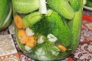 Хрустящие маринованные огурчики на зиму. Просто и вкусно.