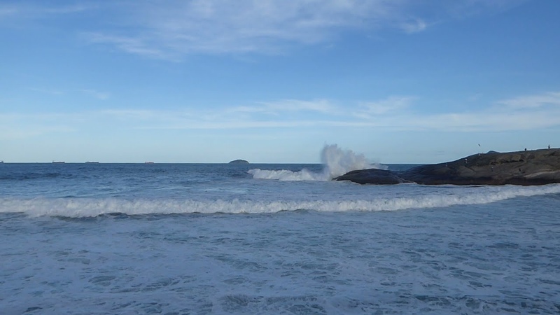 Ressaca nas pedras da Praia do