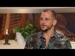 Gustaf Skarsgrd om sin roll i Tjuvarnas jul och trollkarlens dotter - Nyhetsmorgon (TV4)