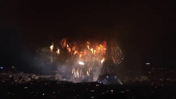 Салют в честь Дня взятия Бастилии (14 июля 2015 г. ), Feux d Artifices Paris