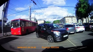 Через двойную сплошную.