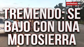 Piquete violento: intent pasar con el auto, lo atacaron... y se baj con una motosierra!
