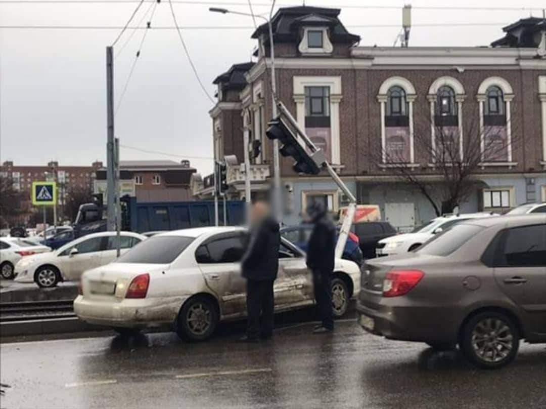 В Краснодаре иномарка врезалась в светофор при подъеме на Садовый мост Это картинка