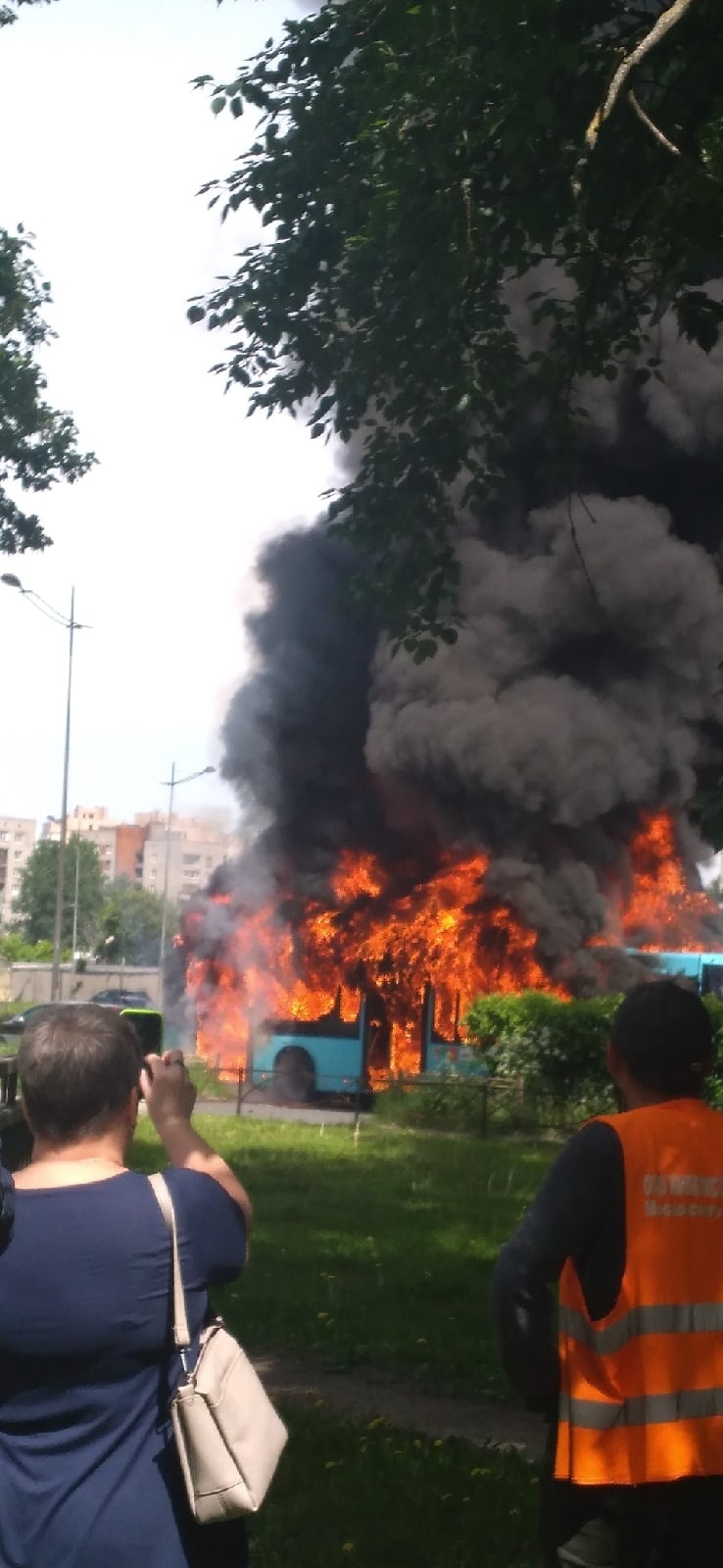 Не прошло и трех месяцев: на Витебском сгорел новый лазурный автобус Это картинка