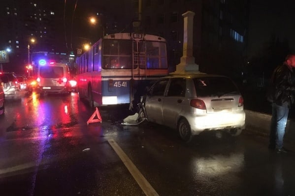 В Волгограде легковушка влетела под троллейбус Это картинка