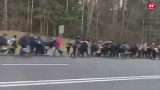 На кордоні Білорусі й Польщі помітили сотні людей з рюкзаками