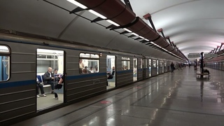 Московский Метрополитен 81-717.6/714.6 серии 27006 и 27005 на станции Кожуховская